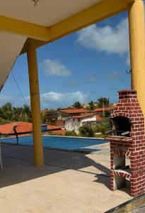 een bakstenen oven naast een zwembad bij Casa da Duna Moitas-Icaraizinho de Amontada Ceará in Praia de Moitas
