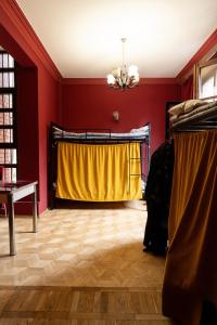 een kamer met een podium met een geel gordijn bij European Backpackers Hostel and 大廚房 in Tbilisi City