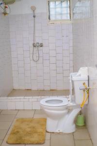 een badkamer met een toilet en een douche bij Villa Bernadette aéroport in Pointe-Noire