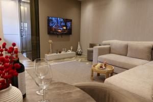 Posezení v ubytování Heritage Stone and Style Villa with Private Parking and Jacuzzi