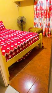 una panchina con una coperta rossa e bianca sopra di Tamaras Inn a Christ Church