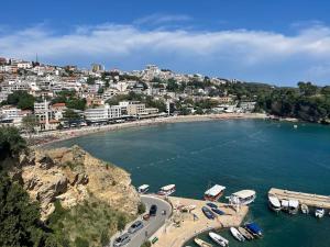 uitzicht op een strand met boten in het water bij LuxuryHomeUlcinj2 in Ulcinj
