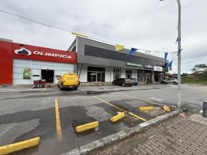 an empty parking lot in front of a store at Tierra Bendecida Hotel Boutique in Villavicencio