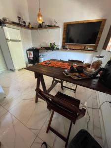 Et tv og/eller underholdning på Jardim encantado hospedagens