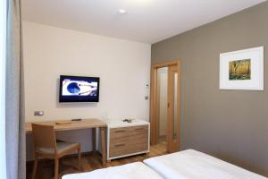 Hotel a restaurace U Vychopňů房間的床