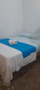 een bed met twee handdoeken bovenop bij Casa Hostel Necoclí Playa Brisa y Mar in Necoclí +10 foto's