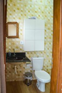 a bathroom with a toilet and a sink at Casa clima da montanha 1 in Cunha +53 photos