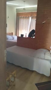 een slaapkamer met een groot bed en een spiegel bij Casa clima da montanha 1 in Cunha