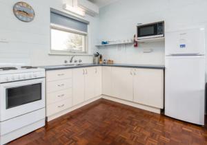 Kuchyň nebo kuchyňský kout v ubytování Coastal Breeze Holiday Units