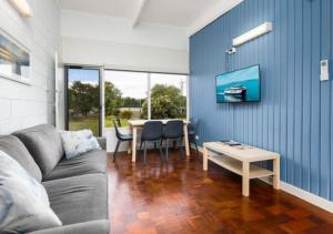 TV a/nebo společenská místnost v ubytování Coastal Breeze Holiday Units
