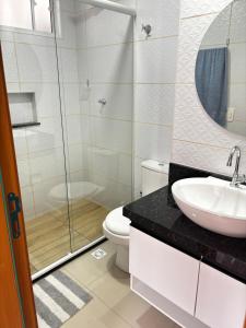 un bagno con wc, lavandino e doccia di Apartamento moderno com Piscina e Coworking a Parnamirim