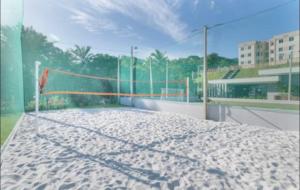einem Volleyballplatz mit einem Netz auf einem Tennisplatz in der Unterkunft Apartamento moderno com Piscina e Coworking in Parnamirim + 23 Fotos