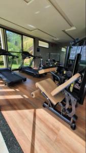 ein Fitnessstudio mit mehreren Laufbändern und Crosstrainern in der Unterkunft Apartamento moderno com Piscina e Coworking in Parnamirim