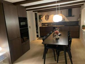 Kuchyň nebo kuchyňský kout v ubytování Luxury Heritage House in Gjogv