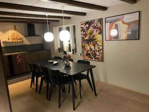 Kuchyň nebo kuchyňský kout v ubytování Luxury Heritage House in Gjogv