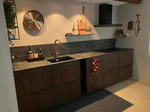 Kuchyň nebo kuchyňský kout v ubytování Luxury Heritage House in Gjogv + 17 fotografií