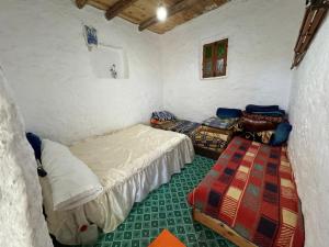 une chambre avec deux lits dans une pièce dans l'établissement Le Sommet Naturel, à Chefchaouen