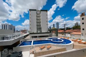 a swimming pool on the roof of a building at Apto elegante no Catolé 33 in Campina Grande