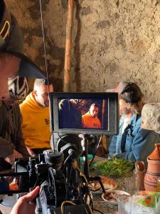 une caméra avec une télévision posée sur une table dans l'établissement Le Sommet Naturel, à Chefchaouen
