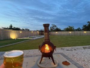een vuurkorf op een tafel met een glas bier bij Knockalla Lodge in Ballygowan