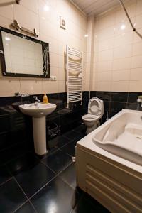 een badkamer met een wastafel, een toilet en een bad bij European Backpackers Hostel and 大廚房 in Tbilisi City +32 foto's