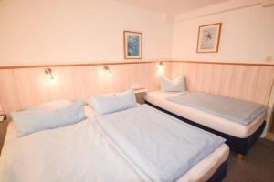 two beds in a small room with at Haus Seerose, Nr 8 in Baltrum