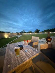 een tafel met een glas bier op een terras bij Knockalla Lodge in Ballygowan