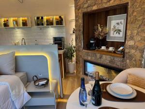a living room with a bed and a fireplace at Exclusive Cabanas BOLHA LUXO in Serra Negra
