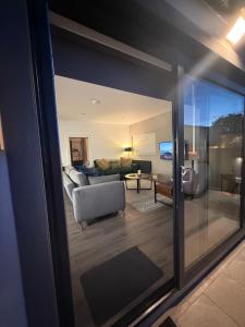 een raam met uitzicht op een woonkamer bij Knockalla Lodge in Ballygowan