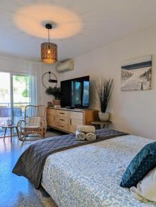 Postel nebo postele na pokoji v ubytování Cocon lumineux à Bandol à deux pas de la plage et de la gare