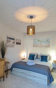 Postel nebo postele na pokoji v ubytování Cocon lumineux à Bandol à deux pas de la plage et de la gare + 14 fotografií