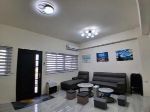 een woonkamer met een bank en twee tafels bij 星輝漫旅 in Magong