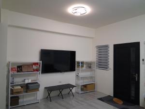 een woonkamer met een flatscreen-tv aan de muur bij 星輝漫旅 in Magong
