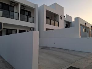 een gebouw met een witte muur ervoor bij 星輝漫旅 in Magong