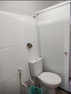 Et badeværelse på Kitnet em Cabo Frio 02