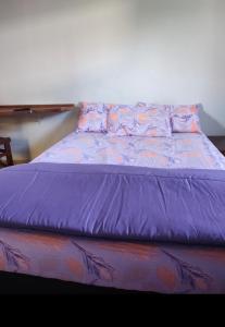 En eller flere senge i et værelse på Kitnet em Cabo Frio 02