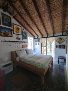 En eller flere senge i et værelse på Jacamaki Nature GuestHouse en Villa de Leyva