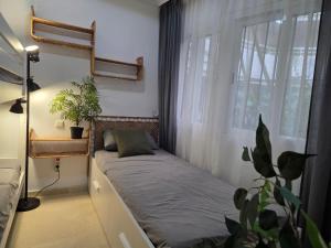 een klein bed in een kamer met een raam bij Apartment Beachfront Accommodation in Estepona +16 foto's