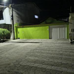 een groene muur op een parkeerplaats 's nachts bij Casa Temporada Prado-BA in Prado
