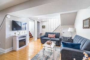 ein Wohnzimmer mit Sofa und Fernseher in der Unterkunft Entire Basement Apartment in Toronto