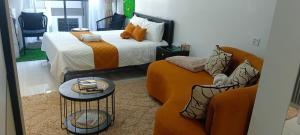 une chambre avec deux lits et un canapé dans l'établissement Elite escape Homes, à Nairobi 9 autres photos