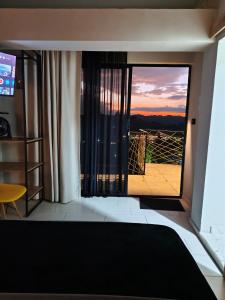 Et tv og/eller underholdning på San Gabriel Via Termales Santa Rosa