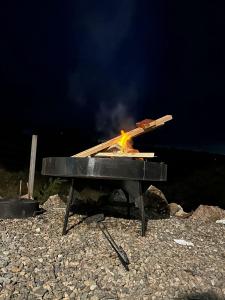 een barbecue met een vuur erin op het strand bij ecolodge in San Pedro
