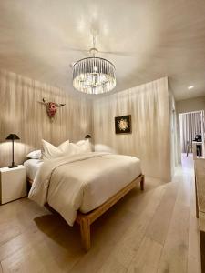 een slaapkamer met een groot bed en een kroonluchter bij Palace Modern Hotel at the Plaza in Santa Fe +24 foto's