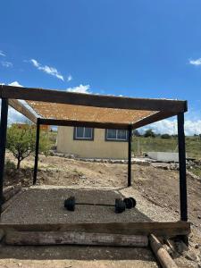 een gebouw met een dak op een veld bij ecolodge in San Pedro +5 foto's