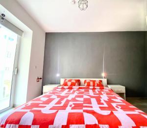 Postel nebo postele na pokoji v ubytování Central Private En-Suite with Balcony in shared residence