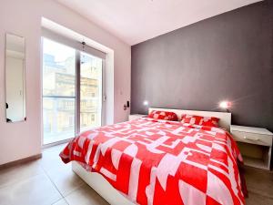 Postel nebo postele na pokoji v ubytování Central Private En-Suite with Balcony in shared residence