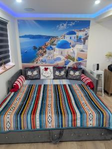 Postel nebo postele na pokoji v ubytování Luxury Boutique Suite with a Mediterranean Soul - 15m to Heathrow Windsor Ascot Legoland with Free Parking