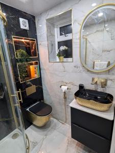 Koupelna v ubytování Luxury Boutique Suite with a Mediterranean Soul - 15m to Heathrow Windsor Ascot Legoland with Free Parking