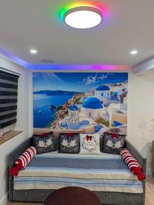 Postel nebo postele na pokoji v ubytování Luxury Boutique Suite with a Mediterranean Soul - 15m to Heathrow Windsor Ascot Legoland with Free Parking